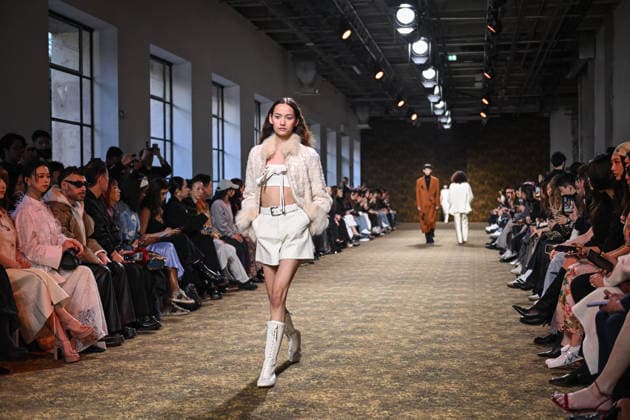 PFW - Shiatzy Chen Runway in Paris FA A model walks the runway for the Shiatzy Chen collection as part of Paris Fashion Week in Paris, on March 9, 2026. Photo by Firas Abdullah ABACAPRESS.COM Paris Ile-de-France France  Copyright: xAbdullahxFiras ABACAx