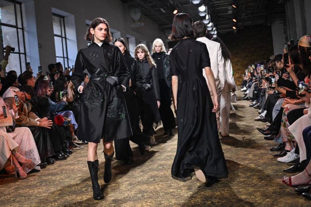 PFW - Shiatzy Chen Runway in Paris FA Models walk the runway for the Shiatzy Chen collection as part of Paris Fashion Week in Paris, on March 9, 2026. Photo by Firas Abdullah ABACAPRESS.COM Paris Ile-de-France France  Copyright: xAbdullahxFiras ABACAx