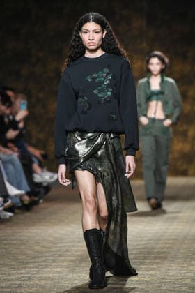 PFW - Shiatzy Chen Runway in Paris FA A model walks the runway for the Shiatzy Chen collection as part of Paris Fashion Week in Paris, on March 9, 2026. Photo by Firas Abdullah ABACAPRESS.COM Paris Ile-de-France France  Copyright: xAbdullahxFiras ABACAx