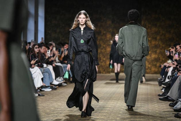 PFW - Shiatzy Chen Runway in Paris FA A model walks the runway for the Shiatzy Chen collection as part of Paris Fashion Week in Paris, on March 9, 2026. Photo by Firas Abdullah ABACAPRESS.COM Paris Ile-de-France France  Copyright: xAbdullahxFiras ABACAx