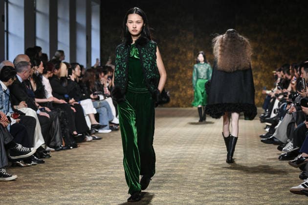 PFW - Shiatzy Chen Runway in Paris FA A model walks the runway for the Shiatzy Chen collection as part of Paris Fashion Week in Paris, on March 9, 2026. Photo by Firas Abdullah ABACAPRESS.COM Paris Ile-de-France France  Copyright: xAbdullahxFiras ABACAx