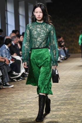PFW - Shiatzy Chen Runway in Paris FA A model walks the runway for the Shiatzy Chen collection as part of Paris Fashion Week in Paris, on March 9, 2026. Photo by Firas Abdullah ABACAPRESS.COM Paris Ile-de-France France  Copyright: xAbdullahxFiras ABACAx