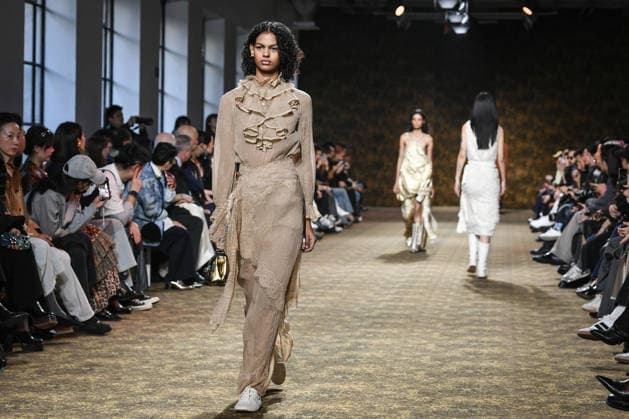 PFW - Shiatzy Chen Runway in Paris FA A model walks the runway for the Shiatzy Chen collection as part of Paris Fashion Week in Paris, on March 9, 2026. Photo by Firas Abdullah ABACAPRESS.COM Paris Ile-de-France France  Copyright: xAbdullahxFiras ABACAx