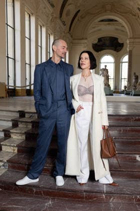 Gabriele Corcos and Debi Mazar at the Front Row at the Gabriela Hearst Fashion Show Ready to Wear Collection Fall Winter 2026 2027 during Paris Fashion Week PFW , at the Petit Palais, in Paris, France, March 9, 2026 Jeremy Melloul Bestimage Front Row at the Gabriela Hearst Fashion Show Ready to Wear Collection Fall Winter 2026 2027 during Paris Fashion Week on March 09, 2026  Copyright: xJeremyxMelloulx xBestimagexJeremyxMelloulx xBestimagex