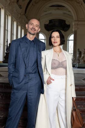 Gabriele Corcos and Debi Mazar at the Front Row at the Gabriela Hearst Fashion Show Ready to Wear Collection Fall Winter 2026 2027 during Paris Fashion Week PFW , at the Petit Palais, in Paris, France, March 9, 2026 Jeremy Melloul Bestimage Front Row at the Gabriela Hearst Fashion Show Ready to Wear Collection Fall Winter 2026 2027 during Paris Fashion Week on March 09, 2026  Copyright: xJeremyxMelloulx xBestimagexJeremyxMelloulx xBestimagex