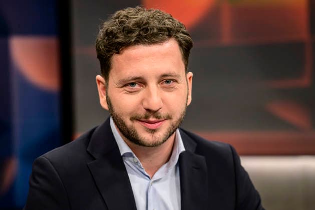GER, Berlin, tough but fair Ð political talk show, TV, format, with host Louis Klamroth, Das Erste, pictured from left Felix Banaszak Alliance 90 The Greens Party Chairman, March 9, 2026 Copyright: HMBxMedia UwexKoch