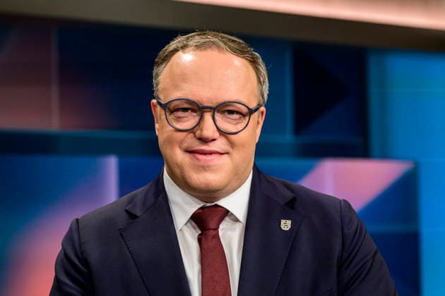 GER, Berlin, tough but fair Ð political talk show, TV, format, with host Louis Klamroth, Das Erste, pictured from left Mario Voigt CDU Minister President of Thuringia, March 9, 2026 Copyright: HMBxMedia UwexKoch