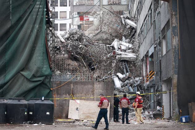 At least one dead, two still trapped after building collapses in Mexico City MEXICO CITY, MEXICO - MARCH 09: Rescue workers inspect the area of a partially collapsed building that left at least one person dead and two still trapped under the rubble, in Mexico City, Mexico on March 09, 2026. Rescue workers continue searching for people trapped in the building, which was undergoing demolition when the collapse occurred, while army and navy personnel secure the area. Daniel Cardenas Anadolu Mexico City Mexico. Editorial use only. Please get in touch for any other usage.  Copyright: x2026xAnadoluxDanielxCardenasx