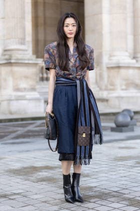 PFW Louis Vuitton Arrivals NB Jeon Ji-hyeon arrived at the Louis Vuitton Womenswear Fall Winter 2026-2027 show as part of Paris Fashion Week on March 10, 2026 in Paris, France. Photo by Nasser Berzane ABACAPRESS.COM Paris France  Copyright: xBerzanexNasser ABACAx
