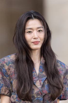 PFW Louis Vuitton Arrivals NB Jeon Ji-hyeon arrived at the Louis Vuitton Womenswear Fall Winter 2026-2027 show as part of Paris Fashion Week on March 10, 2026 in Paris, France. Photo by Nasser Berzane ABACAPRESS.COM Paris France  Copyright: xBerzanexNasser ABACAx
