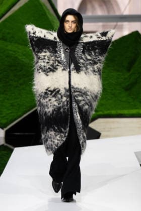 PFW - Louis Vuitton Runway LZ A model walks the runway during the Louis Vuitton Winter 2026-2027 show as part of Paris Fashion Week on March 10, 2026 at Carre du Louvre in Paris, France. Photo by Laurent Zabulon ABACAPRESS.COM  Copyright: xZabulonxLaurent ABACAx