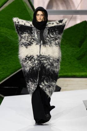PFW - Louis Vuitton Runway LZ A model walks the runway during the Louis Vuitton Winter 2026-2027 show as part of Paris Fashion Week on March 10, 2026 at Carre du Louvre in Paris, France. Photo by Laurent Zabulon ABACAPRESS.COM  Copyright: xZabulonxLaurent ABACAx