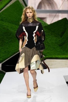 PFW - Louis Vuitton Runway LZ A model walks the runway during the Louis Vuitton Winter 2026-2027 show as part of Paris Fashion Week on March 10, 2026 at Carre du Louvre in Paris, France. Photo by Laurent Zabulon ABACAPRESS.COM  Copyright: xZabulonxLaurent ABACAx