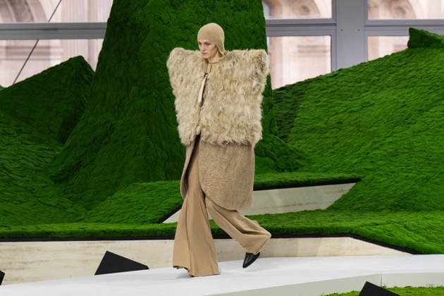 PFW - Louis Vuitton Runway LZ A model walks the runway during the Louis Vuitton Winter 2026-2027 show as part of Paris Fashion Week on March 10, 2026 at Carre du Louvre in Paris, France. Photo by Laurent Zabulon ABACAPRESS.COM  Copyright: xZabulonxLaurent ABACAx
