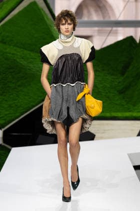 PFW - Louis Vuitton Runway LZ A model walks the runway during the Louis Vuitton Winter 2026-2027 show as part of Paris Fashion Week on March 10, 2026 at Carre du Louvre in Paris, France. Photo by Laurent Zabulon ABACAPRESS.COM  Copyright: xZabulonxLaurent ABACAx