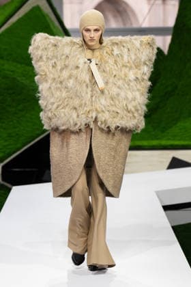 PFW - Louis Vuitton Runway LZ A model walks the runway during the Louis Vuitton Winter 2026-2027 show as part of Paris Fashion Week on March 10, 2026 at Carre du Louvre in Paris, France. Photo by Laurent Zabulon ABACAPRESS.COM  Copyright: xZabulonxLaurent ABACAx