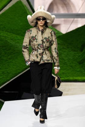 PFW - Louis Vuitton Runway LZ A model walks the runway during the Louis Vuitton Winter 2026-2027 show as part of Paris Fashion Week on March 10, 2026 at Carre du Louvre in Paris, France. Photo by Laurent Zabulon ABACAPRESS.COM  Copyright: xZabulonxLaurent ABACAx