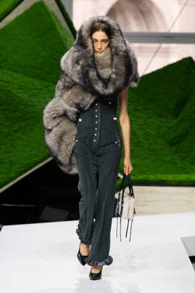 PFW - Louis Vuitton Runway LZ A model walks the runway during the Louis Vuitton Winter 2026-2027 show as part of Paris Fashion Week on March 10, 2026 at Carre du Louvre in Paris, France. Photo by Laurent Zabulon ABACAPRESS.COM  Copyright: xZabulonxLaurent ABACAx