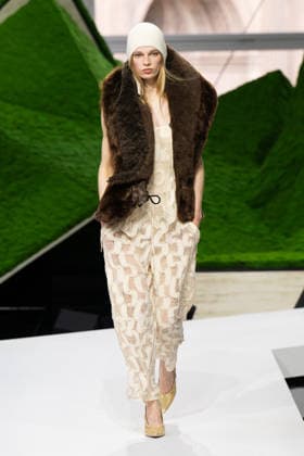 PFW - Louis Vuitton Runway LZ A model walks the runway during the Louis Vuitton Winter 2026-2027 show as part of Paris Fashion Week on March 10, 2026 at Carre du Louvre in Paris, France. Photo by Laurent Zabulon ABACAPRESS.COM  Copyright: xZabulonxLaurent ABACAx
