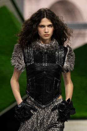PFW - Louis Vuitton Runway LZ A model walks the runway during the Louis Vuitton Winter 2026-2027 show as part of Paris Fashion Week on March 10, 2026 at Carre du Louvre in Paris, France. Photo by Laurent Zabulon ABACAPRESS.COM  Copyright: xZabulonxLaurent ABACAx