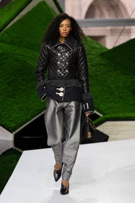 PFW - Louis Vuitton Runway LZ A model walks the runway during the Louis Vuitton Winter 2026-2027 show as part of Paris Fashion Week on March 10, 2026 at Carre du Louvre in Paris, France. Photo by Laurent Zabulon ABACAPRESS.COM  Copyright: xZabulonxLaurent ABACAx