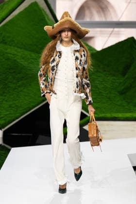 PFW - Louis Vuitton Runway LZ A model walks the runway during the Louis Vuitton Winter 2026-2027 show as part of Paris Fashion Week on March 10, 2026 at Carre du Louvre in Paris, France. Photo by Laurent Zabulon ABACAPRESS.COM  Copyright: xZabulonxLaurent ABACAx