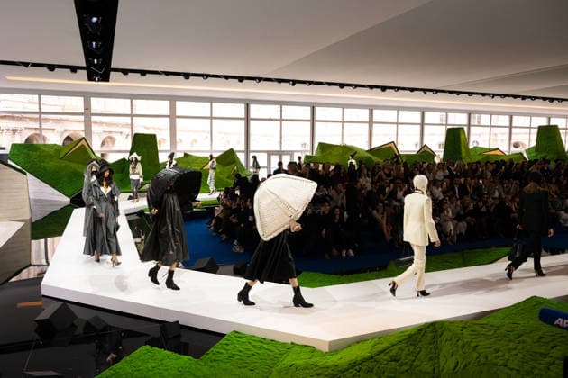 PFW - Louis Vuitton Runway LZ A model walks the runway during the Louis Vuitton Winter 2026-2027 show as part of Paris Fashion Week on March 10, 2026 at Carre du Louvre in Paris, France. Photo by Laurent Zabulon ABACAPRESS.COM  Copyright: xZabulonxLaurent ABACAx