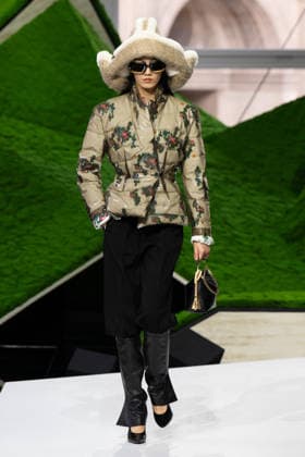 PFW - Louis Vuitton Runway LZ A model walks the runway during the Louis Vuitton Winter 2026-2027 show as part of Paris Fashion Week on March 10, 2026 at Carre du Louvre in Paris, France. Photo by Laurent Zabulon ABACAPRESS.COM  Copyright: xZabulonxLaurent ABACAx