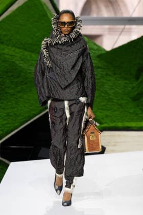 PFW - Louis Vuitton Runway LZ A model walks the runway during the Louis Vuitton Winter 2026-2027 show as part of Paris Fashion Week on March 10, 2026 at Carre du Louvre in Paris, France. Photo by Laurent Zabulon ABACAPRESS.COM  Copyright: xZabulonxLaurent ABACAx