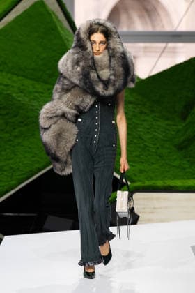 PFW - Louis Vuitton Runway LZ A model walks the runway during the Louis Vuitton Winter 2026-2027 show as part of Paris Fashion Week on March 10, 2026 at Carre du Louvre in Paris, France. Photo by Laurent Zabulon ABACAPRESS.COM  Copyright: xZabulonxLaurent ABACAx