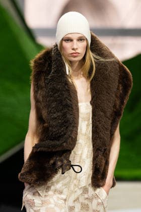 PFW - Louis Vuitton Runway LZ A model walks the runway during the Louis Vuitton Winter 2026-2027 show as part of Paris Fashion Week on March 10, 2026 at Carre du Louvre in Paris, France. Photo by Laurent Zabulon ABACAPRESS.COM  Copyright: xZabulonxLaurent ABACAx