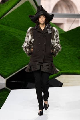 PFW - Louis Vuitton Runway LZ A model walks the runway during the Louis Vuitton Winter 2026-2027 show as part of Paris Fashion Week on March 10, 2026 at Carre du Louvre in Paris, France. Photo by Laurent Zabulon ABACAPRESS.COM  Copyright: xZabulonxLaurent ABACAx