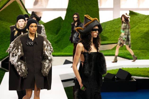 PFW - Louis Vuitton Runway LZ A model walks the runway during the Louis Vuitton Winter 2026-2027 show as part of Paris Fashion Week on March 10, 2026 at Carre du Louvre in Paris, France. Photo by Laurent Zabulon ABACAPRESS.COM  Copyright: xZabulonxLaurent ABACAx