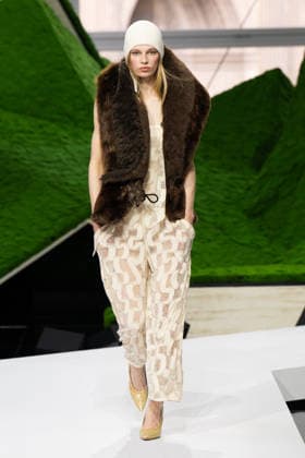 PFW - Louis Vuitton Runway LZ A model walks the runway during the Louis Vuitton Winter 2026-2027 show as part of Paris Fashion Week on March 10, 2026 at Carre du Louvre in Paris, France. Photo by Laurent Zabulon ABACAPRESS.COM  Copyright: xZabulonxLaurent ABACAx