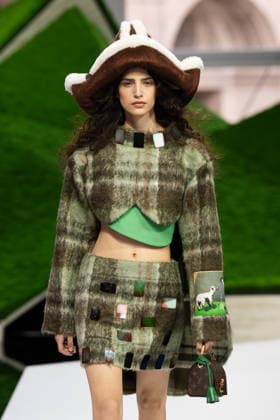 PFW - Louis Vuitton Runway LZ A model walks the runway during the Louis Vuitton Winter 2026-2027 show as part of Paris Fashion Week on March 10, 2026 at Carre du Louvre in Paris, France. Photo by Laurent Zabulon ABACAPRESS.COM  Copyright: xZabulonxLaurent ABACAx