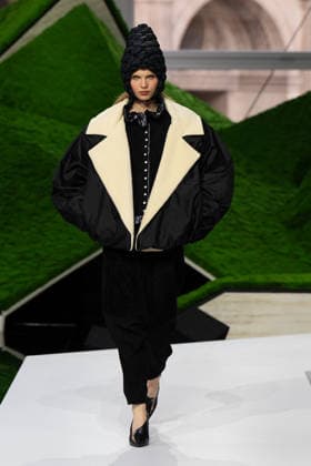 PFW - Louis Vuitton Runway LZ A model walks the runway during the Louis Vuitton Winter 2026-2027 show as part of Paris Fashion Week on March 10, 2026 at Carre du Louvre in Paris, France. Photo by Laurent Zabulon ABACAPRESS.COM  Copyright: xZabulonxLaurent ABACAx