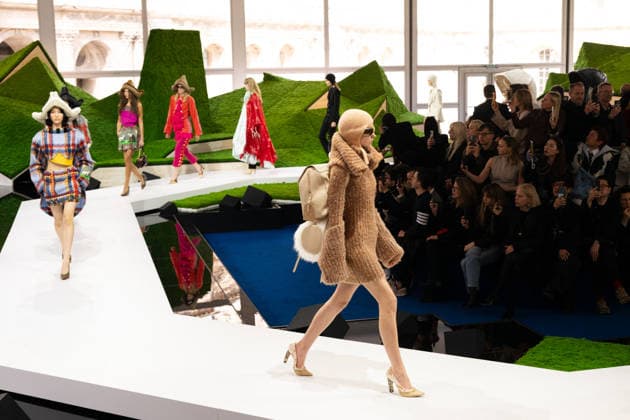 PFW - Louis Vuitton Runway LZ A model walks the runway during the Louis Vuitton Winter 2026-2027 show as part of Paris Fashion Week on March 10, 2026 at Carre du Louvre in Paris, France. Photo by Laurent Zabulon ABACAPRESS.COM  Copyright: xZabulonxLaurent ABACAx