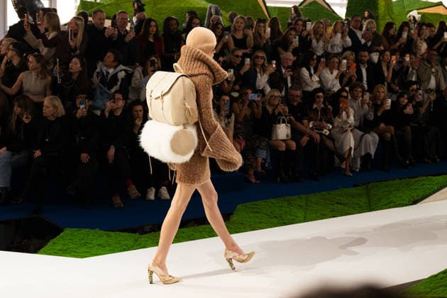 PFW - Louis Vuitton Runway LZ A model walks the runway during the Louis Vuitton Winter 2026-2027 show as part of Paris Fashion Week on March 10, 2026 at Carre du Louvre in Paris, France. Photo by Laurent Zabulon ABACAPRESS.COM  Copyright: xZabulonxLaurent ABACAx