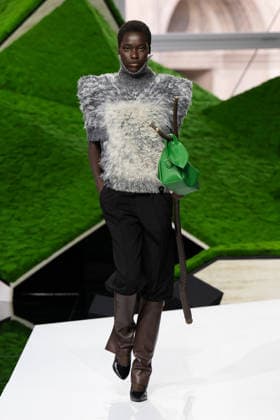 PFW - Louis Vuitton Runway LZ A model walks the runway during the Louis Vuitton Winter 2026-2027 show as part of Paris Fashion Week on March 10, 2026 at Carre du Louvre in Paris, France. Photo by Laurent Zabulon ABACAPRESS.COM  Copyright: xZabulonxLaurent ABACAx