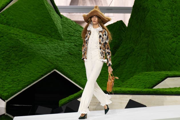 PFW - Louis Vuitton Runway LZ A model walks the runway during the Louis Vuitton Winter 2026-2027 show as part of Paris Fashion Week on March 10, 2026 at Carre du Louvre in Paris, France. Photo by Laurent Zabulon ABACAPRESS.COM  Copyright: xZabulonxLaurent ABACAx