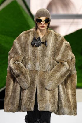 PFW - Louis Vuitton Runway LZ A model walks the runway during the Louis Vuitton Winter 2026-2027 show as part of Paris Fashion Week on March 10, 2026 at Carre du Louvre in Paris, France. Photo by Laurent Zabulon ABACAPRESS.COM  Copyright: xZabulonxLaurent ABACAx