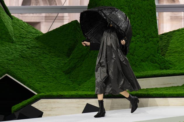 PFW - Louis Vuitton Runway LZ A model walks the runway during the Louis Vuitton Winter 2026-2027 show as part of Paris Fashion Week on March 10, 2026 at Carre du Louvre in Paris, France. Photo by Laurent Zabulon ABACAPRESS.COM  Copyright: xZabulonxLaurent ABACAx
