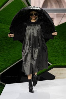 PFW - Louis Vuitton Runway LZ A model walks the runway during the Louis Vuitton Winter 2026-2027 show as part of Paris Fashion Week on March 10, 2026 at Carre du Louvre in Paris, France. Photo by Laurent Zabulon ABACAPRESS.COM  Copyright: xZabulonxLaurent ABACAx