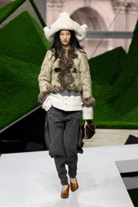 PFW - Louis Vuitton Runway LZ A model walks the runway during the Louis Vuitton Winter 2026-2027 show as part of Paris Fashion Week on March 10, 2026 at Carre du Louvre in Paris, France. Photo by Laurent Zabulon ABACAPRESS.COM  Copyright: xZabulonxLaurent ABACAx