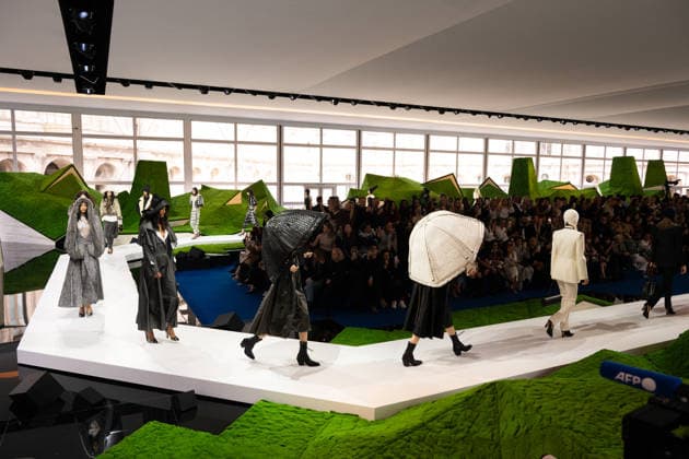 PFW - Louis Vuitton Runway LZ A model walks the runway during the Louis Vuitton Winter 2026-2027 show as part of Paris Fashion Week on March 10, 2026 at Carre du Louvre in Paris, France. Photo by Laurent Zabulon ABACAPRESS.COM  Copyright: xZabulonxLaurent ABACAx