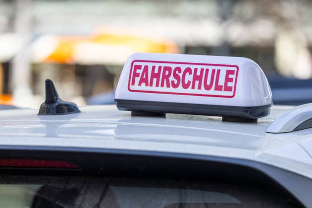 Nahaufnahme von einem Fahrschulschild in Deutschland *** Close-up of a driving school sign in Germany Copyright: xUdoxHerrmannx