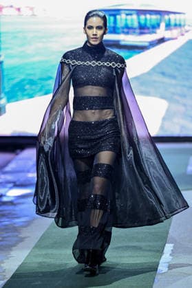 PFW Pierre Cardin Runway A model walks the runway at the Pierre Cardin show during Fashion Week in Paris, France on March 10, 2026. Photo by Julien Reynaud APS-Medias ABACAPRESS.COM Paris France  Copyright: xReynaudxJulien APS-Medias ABACAx