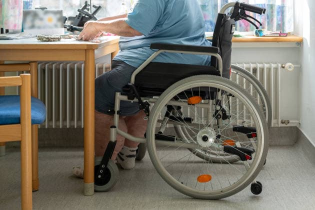 Bavaria, Germany - March 10, 2026: An elderly person in a wheelchair at a table highlights the challenges of everyday care. The image addresses inclusion, accessibility, and the support needed to live with dignity. *** Ein älterer Mensch im Rollstuhl am Tisch verdeutlicht die Herausforderungen im Pflegealltag. Das Bild thematisiert Inklusion, Barrierefreiheit und die notwendige Unterstützung für ein würdevolles Leben.