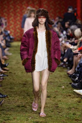 Entertainment Bilder des Tages #2 (260311) -- PARIS, March 11, 2026 -- A model presents a creation from the Ready-to-Wear Fall Winter 2026-2027 collections by Miu Miu during the Paris Fashion Week, in Paris, France, on March 10, 2026. ( Handout via Xinhua) FRANCE-PARIS-FASHION WEEK-MIU MIU MeetEurope 