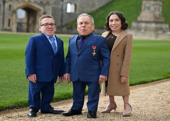 Investiture ceremony at Windsor Castle Actor Warwick Davis, pictured with son Harrison and daughter Annabelle, is awarded for services to drama and charity during an investiture ceremony at Windsor Castle, UK. March 11, 2026., Credit:Tony Kershaw SWNS Avalon UK  Copyright: xTonyxKershawx xSWNSx xAvalonx 1081968301